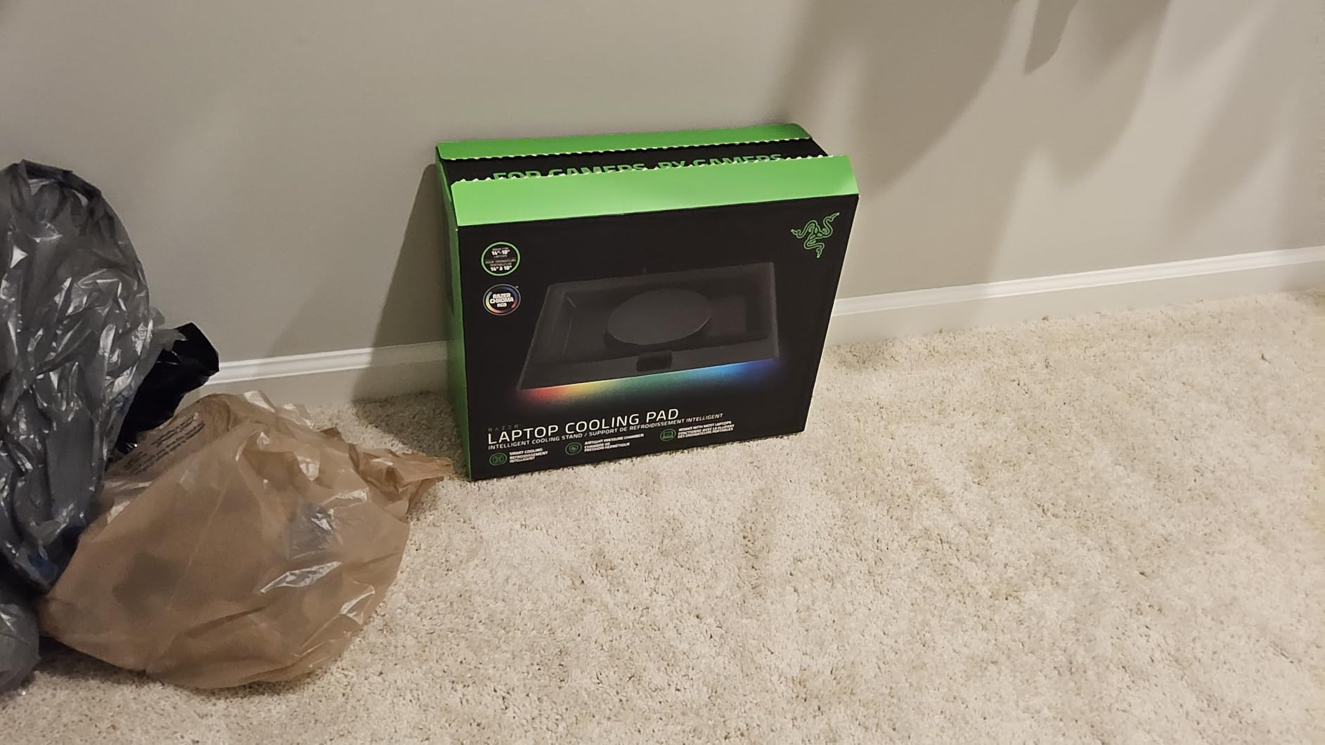 Razer Laptop Cooling Pad: Adaptive Smart - Intelligent Fan Control - Airtight Pressure Chamber - Fits Most Laptops & Macbooks 14