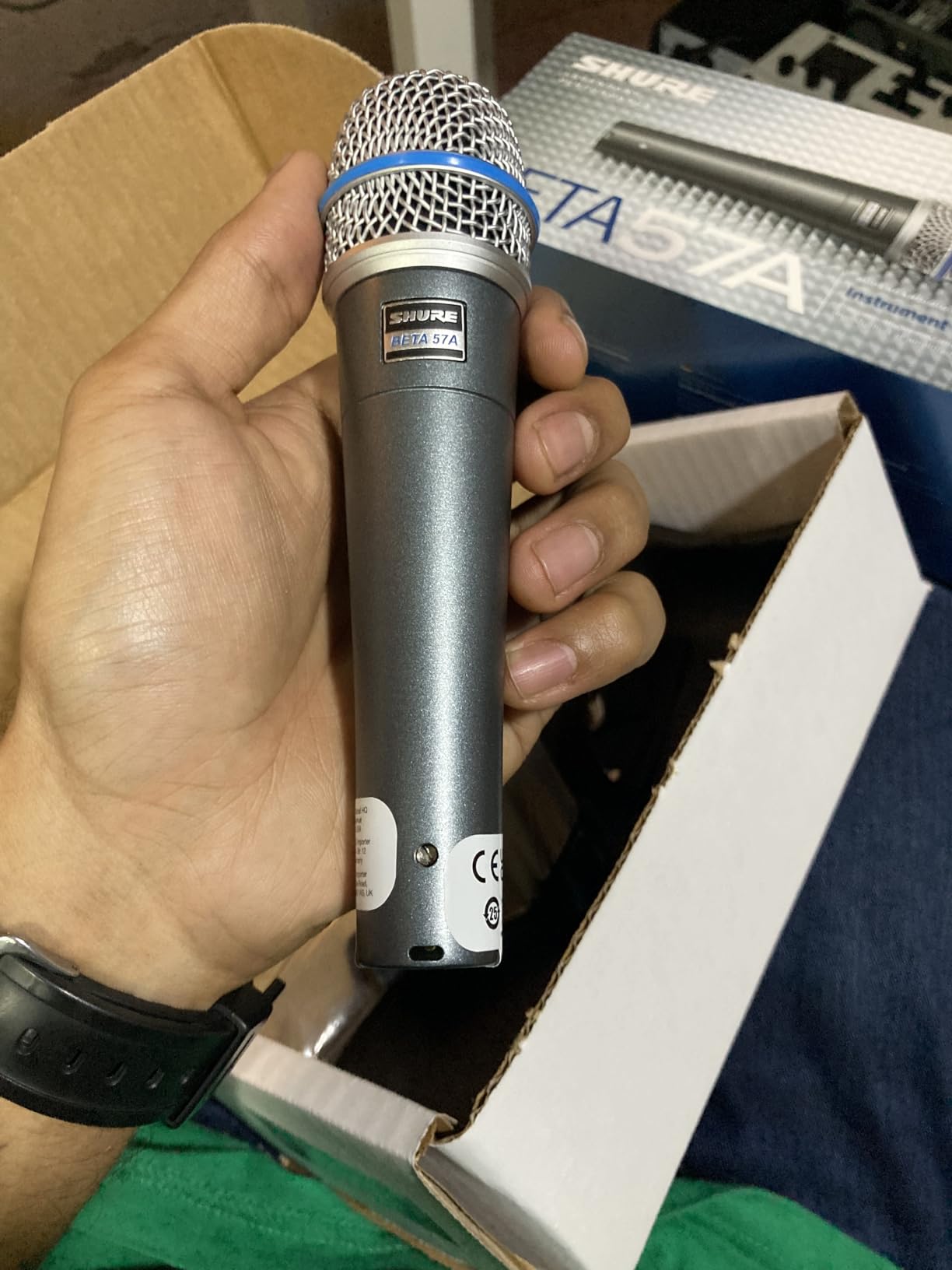 BETA 57A Instrument Microphone - Supercardioid Dynamic Mic for Vocal and Instrumental Applications with High Output Neodymium Element, Durable Steel Mesh Grille and Shock Mount customer photo 2