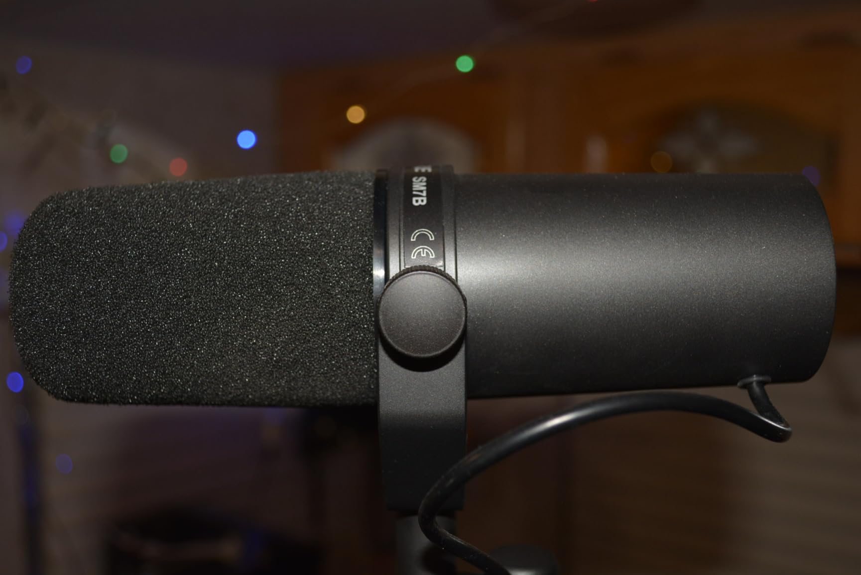 Shure SM7B Dynamic Studio Microphone - XLR Mic for Podcasting, Streaming, Vocal Recording and Broadcasting, Wide Frequency Range, Smooth Warm Audio, Detachable Windscreen, Black customer photo 2