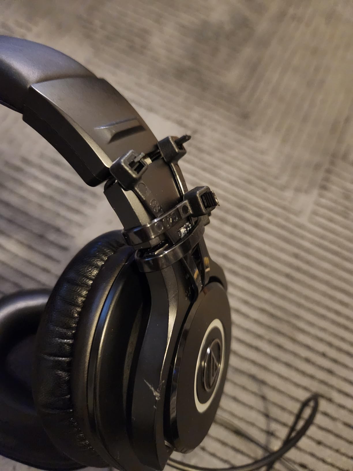 Audio-Technica ATH-M40x Professional Studio Monitor Headphone, Black customer photo 1