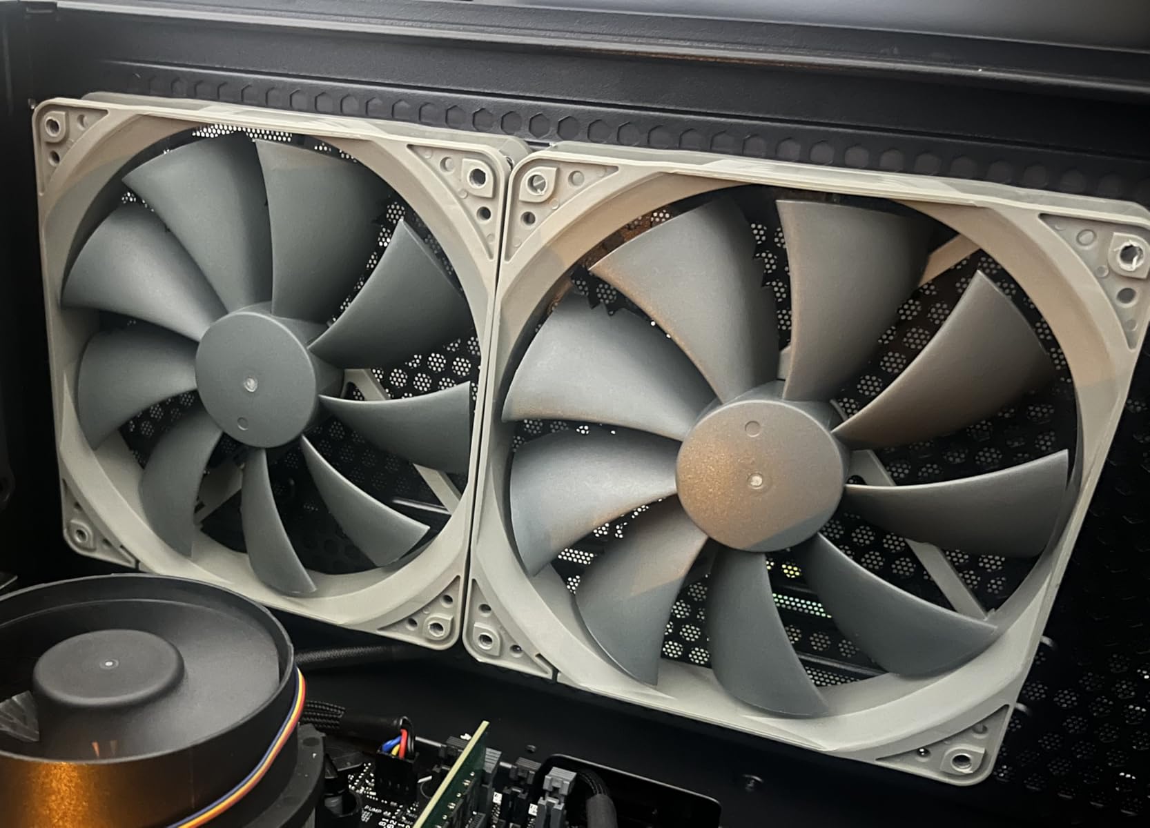 Noctua NF-P14s redux-1500 PWM, High Performance Cooling Fan, 4-Pin, 1500 RPM (140mm, Grey) customer photo 2