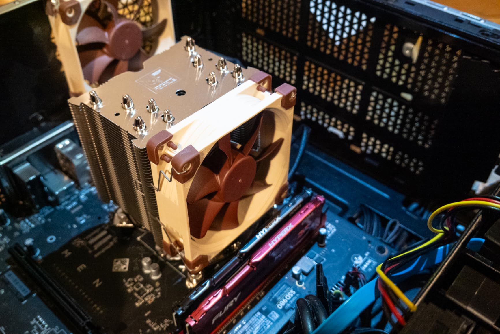 Noctua NH-U9S, Premium CPU Cooler with NF-A9 92mm Fan (Brown) customer photo 1