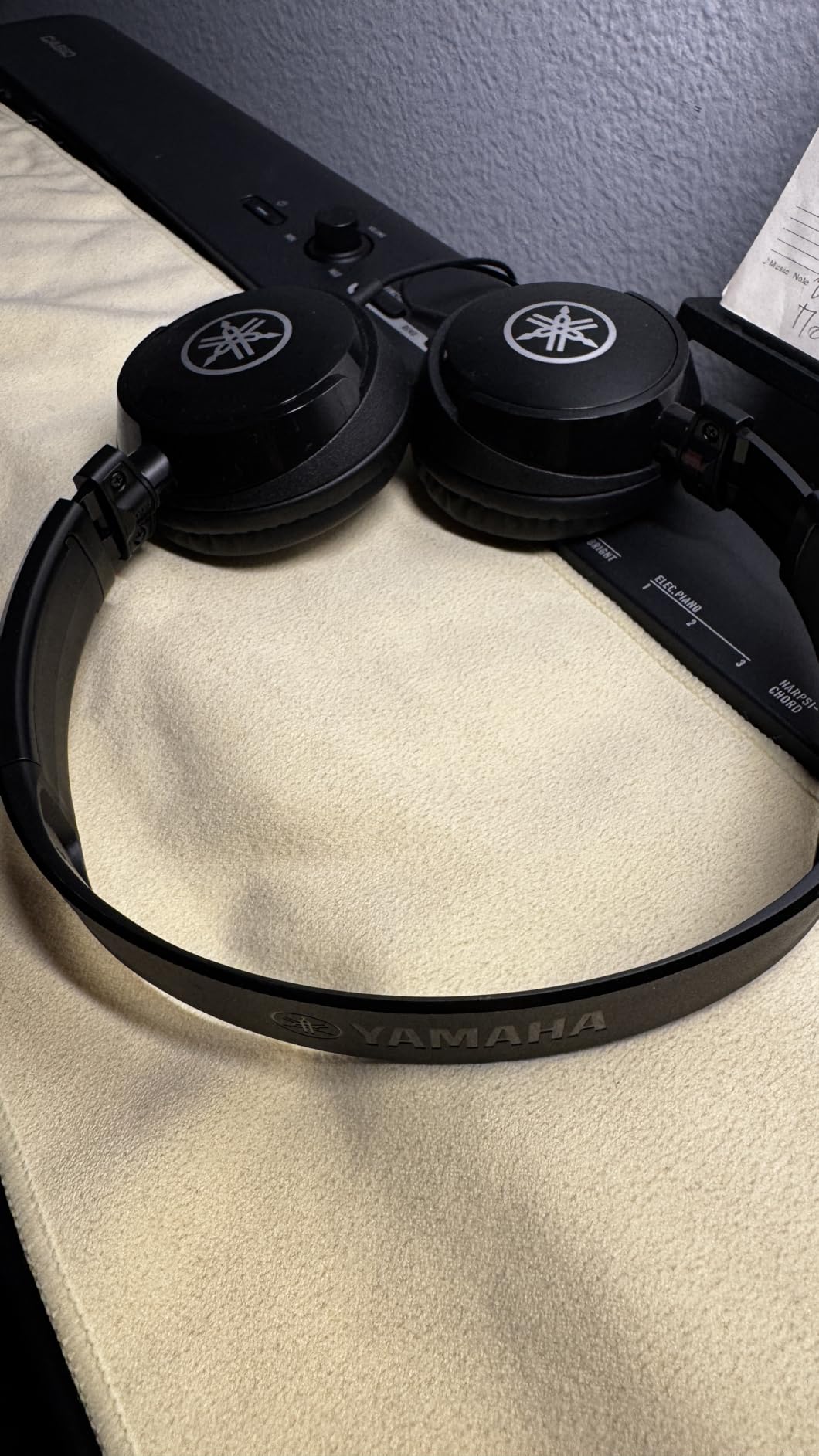 Yamaha HPH-50B Compact Closed-Back Headphones, Black customer photo 1