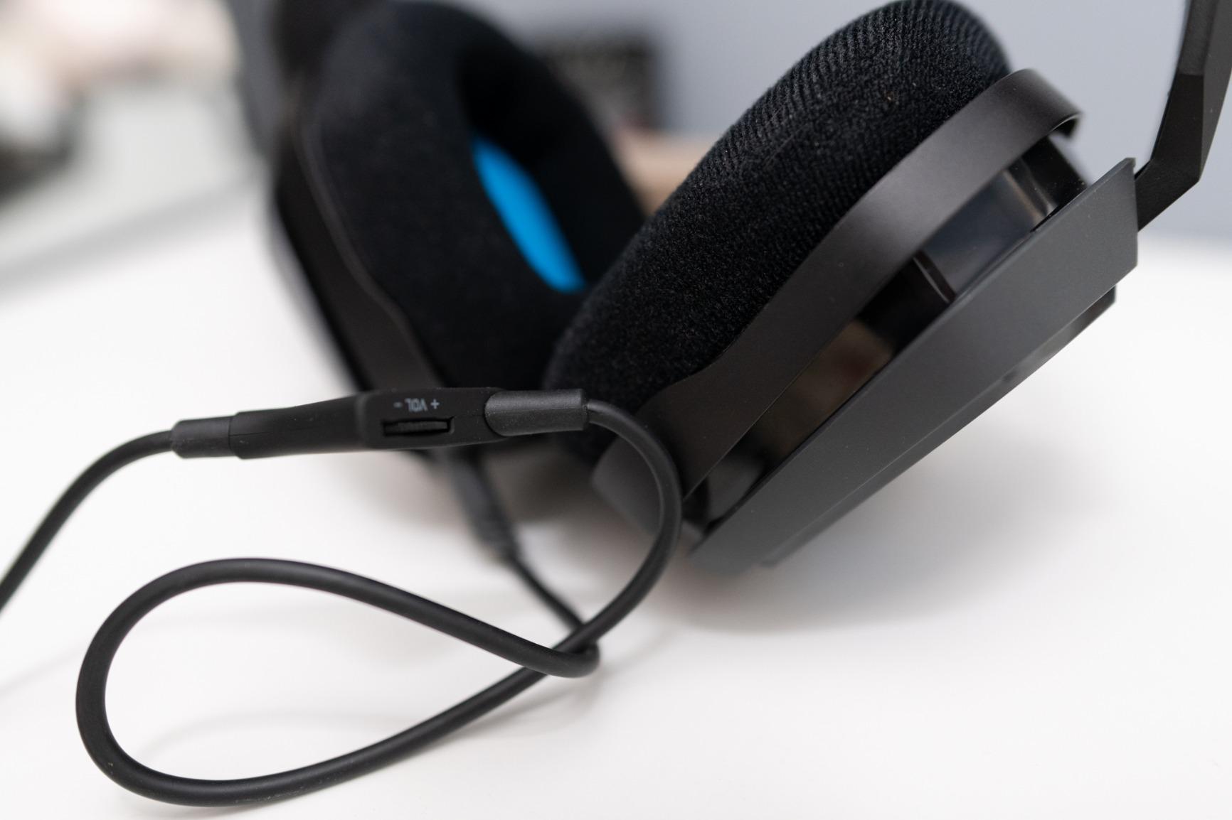 ASTRO Gaming A10 Wired Gaming Headset, Lightweight and Damage Resistant, ASTRO, 3.5 mm Audio Jack, for Xbox Series X|S, Xbox One, PS5, PS4, Nintendo Switch, PC, Mac- Black/Blue customer photo 2