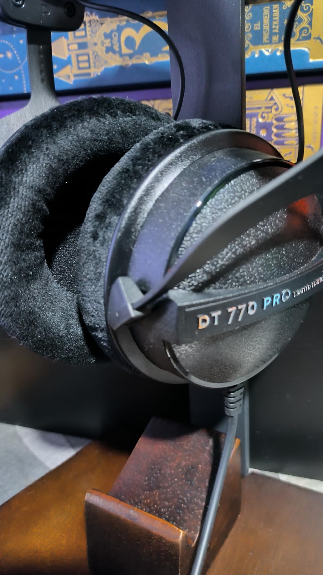 beyerdynamic DT 770 PRO, 80 Ohm, Closed Back, Over Ear, Wired Professional Studio Headphones, Home Recording, Podcast, Monitor, 3m Straight Cable, Black customer photo 1