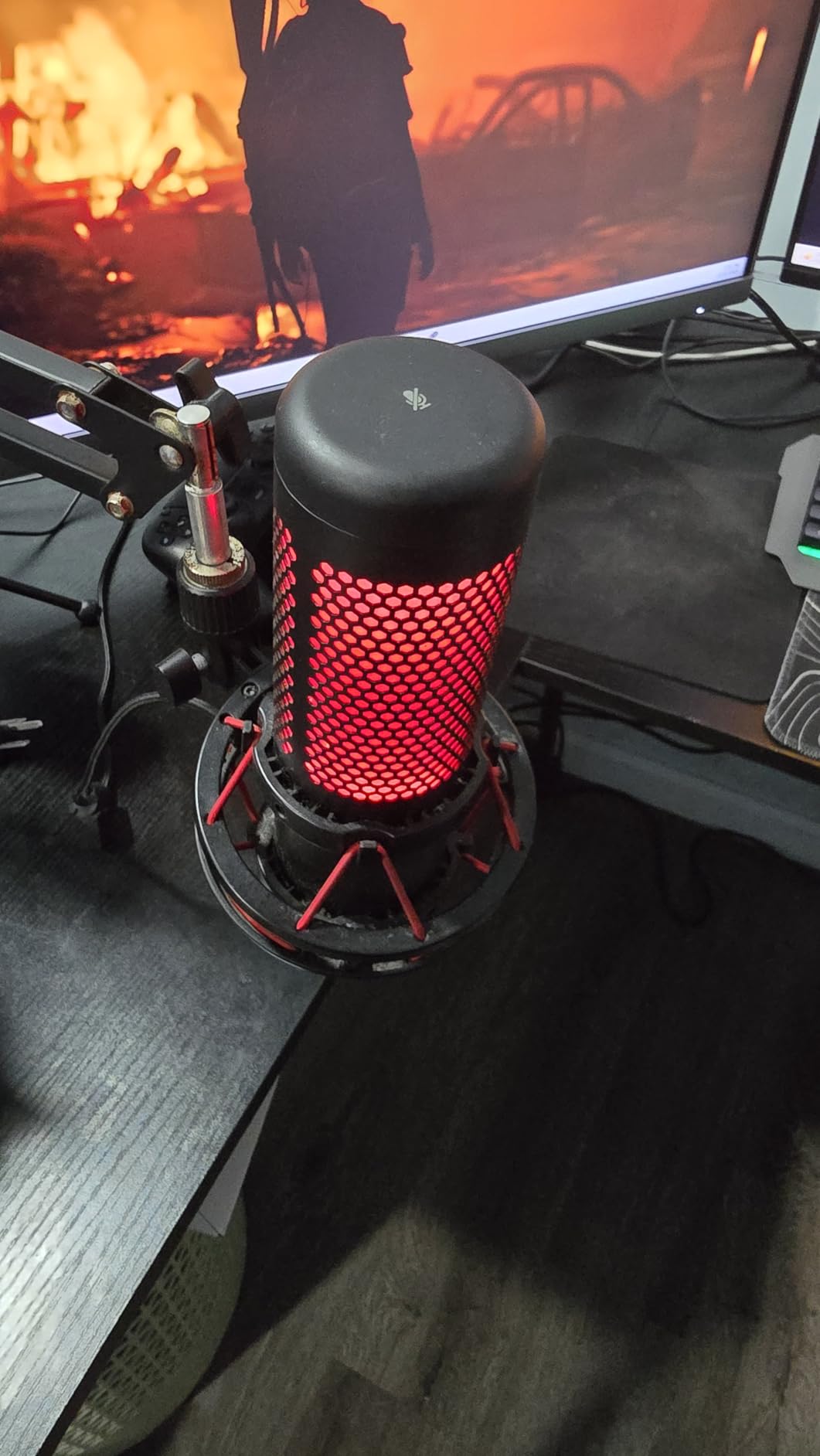 HyperX QuadCast - USB Condenser Gaming Microphone, for PC, PS4, PS5 and Mac, Anti-Vibration Shock Mount, Four Polar Patterns, Pop Filter, Gain Control, Podcasts, Twitch, YouTube, Discord, Red LED customer photo 2