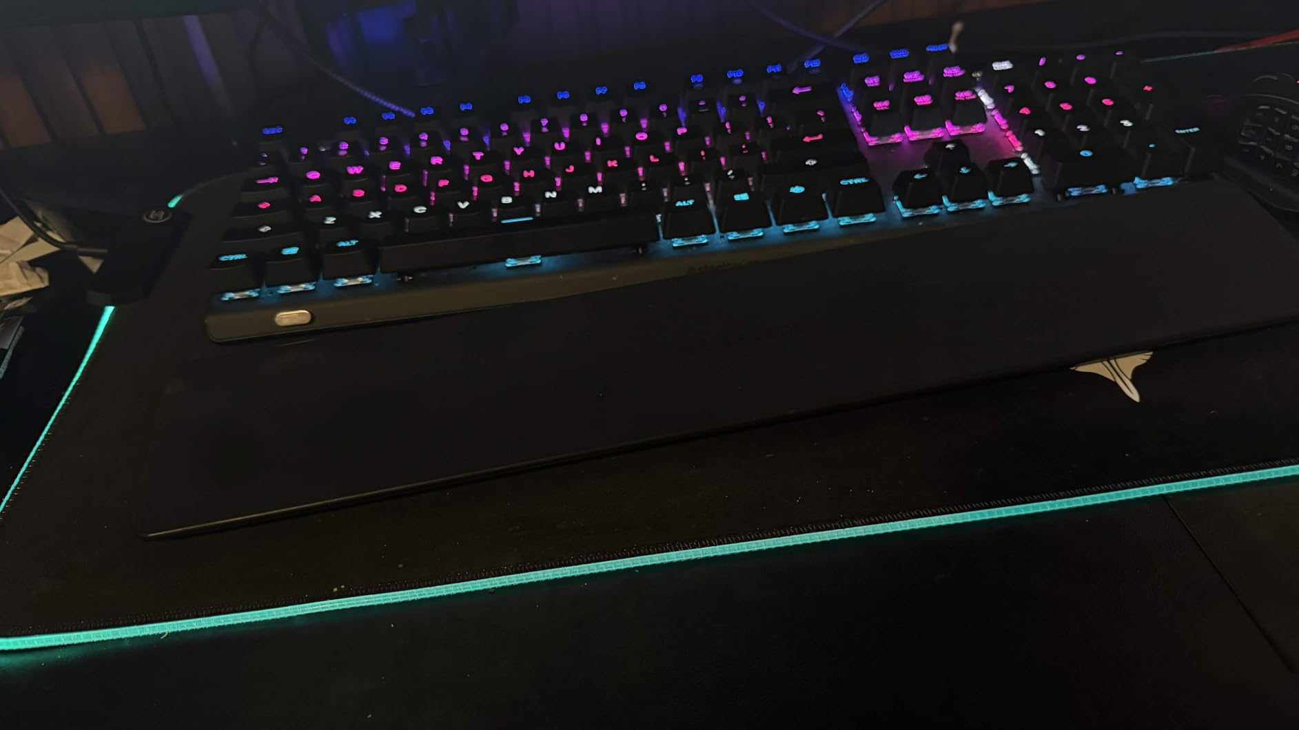 SteelSeries Apex Pro HyperMagnetic Gaming Keyboard - Adjustable Actuation - OLED Screen - RGB - USB Passthrough customer photo 1