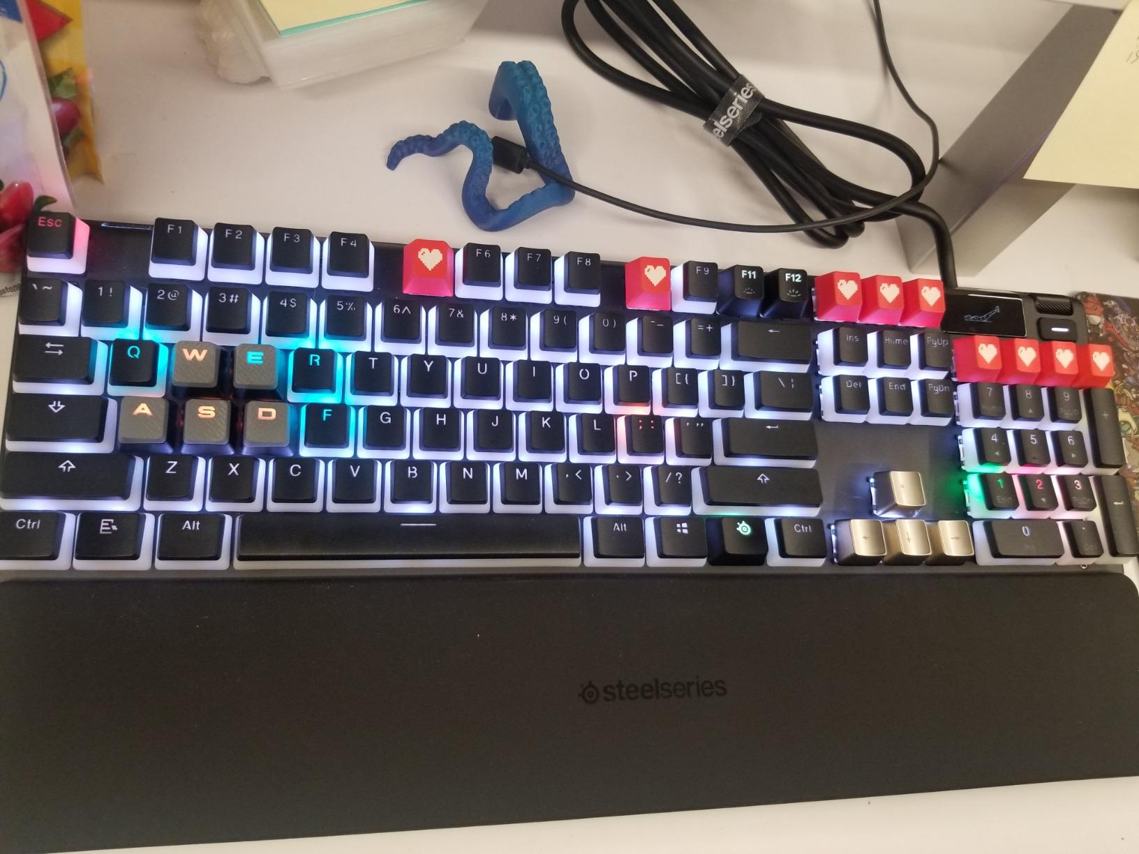 SteelSeries Apex 7 Mechanical Gaming Keyboard - OLED Smart Display - USB Passthrough and Media Controls - Linear, Quiet - RGB Backlit (Red Switch) customer photo 2