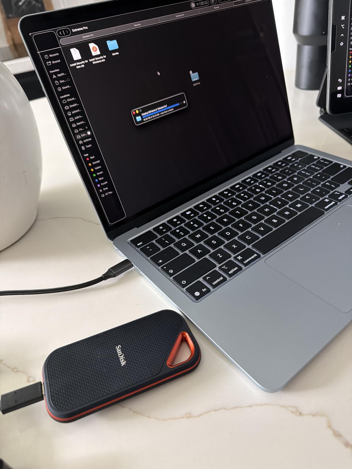 SANDISK 4TB Extreme PRO Portable SSD - Up to 2000MB/s - USB-C, USB 3.2 Gen 2x2, IP65 Water and Dust Resistance, Updated Firmware - External Solid State Drive - SDSSDE81-4T00-G25, Black customer photo 1
