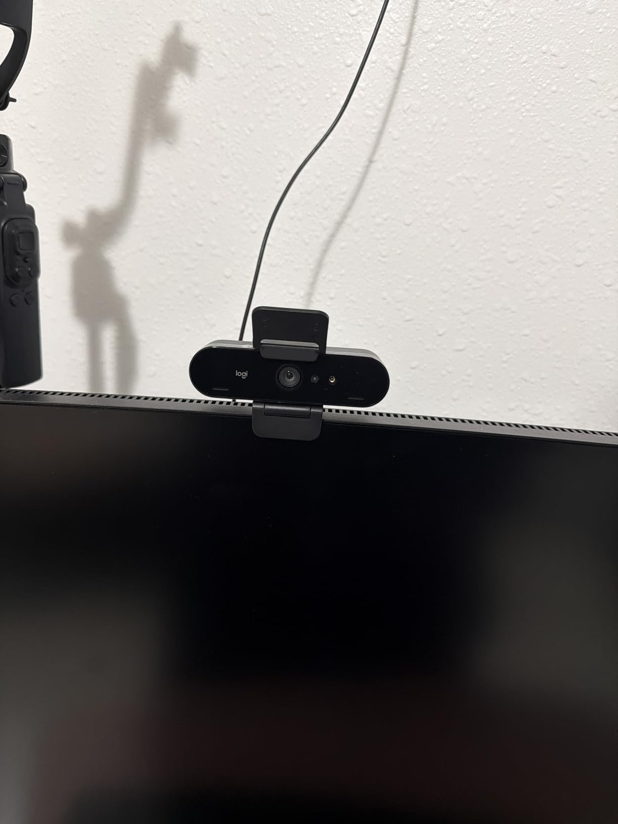 Logitech Brio 4K Webcam, Video Calling, Noise-Cancelling mic, HD Auto Light Correction, Wide Field of View, Windows Hello, Works with Microsoft Teams, Zoom, Google Meet, PC/Mac/Laptop/MacBook/Tablet customer photo 2