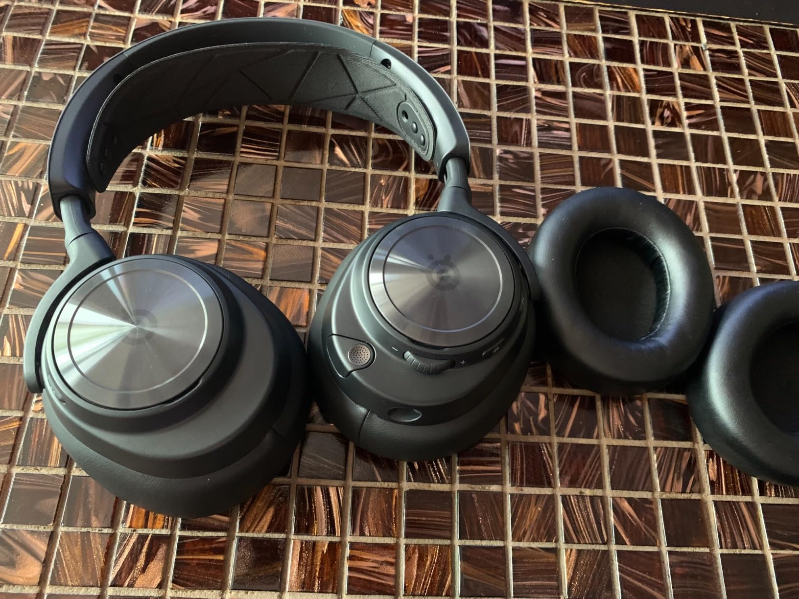 Arctis Nova Pro Wireless Xbox Multi-System Gaming Headset - Premium Hi-Fi Drivers - Active Noise Cancellation Infinity Power System - Stealth Mic - Xbox, PC, PS5, PS4, Switch, Mobile customer photo 2