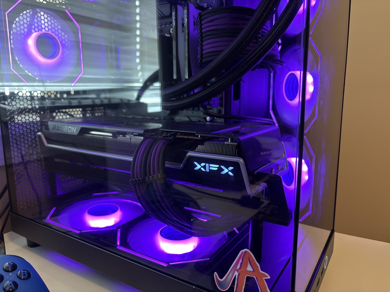 NZXT H6 Flow | CC-H61FW-01 | Compact Dual-Chamber Mid-Tower Airflow Case | Panoramic Glass Panels | High-Performance Airflow Panels | Includes 3 x 120mm Fans | Cable Management | White customer photo 2