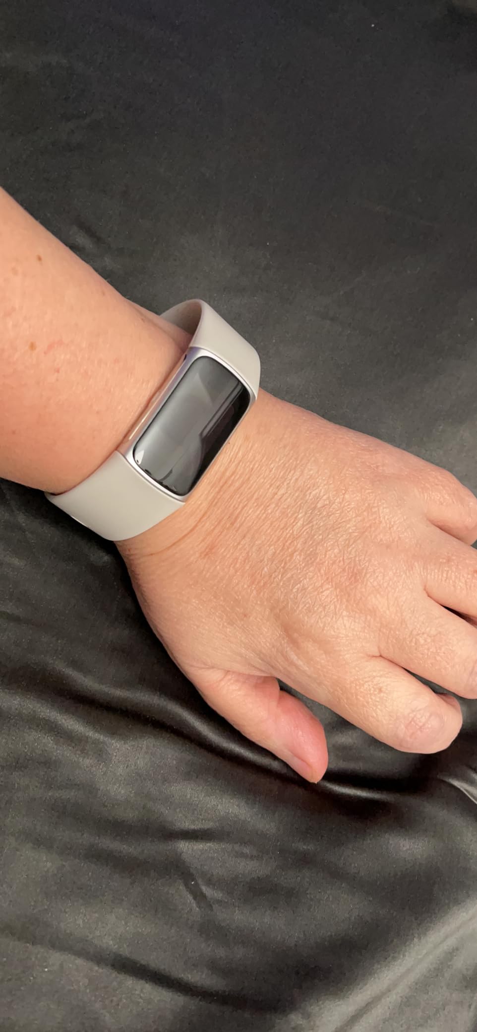 Fitbit Charge 6 Fitness Tracker with Google apps, Heart Rate on Exercise Equipment, 6-Months Premium Membership Included, GPS, Health Tools and More, Obsidian/Black, One Size (S & L Bands Included) customer photo 1