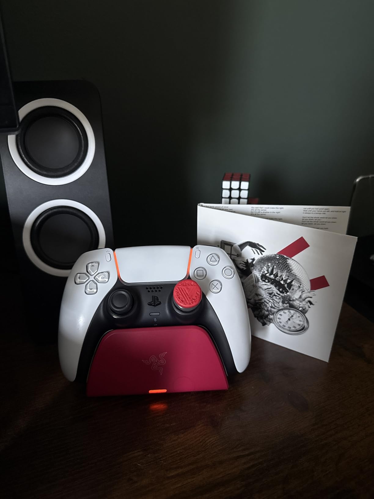 Razer Quick Charging Stand for PlayStation 5 - White customer photo 1