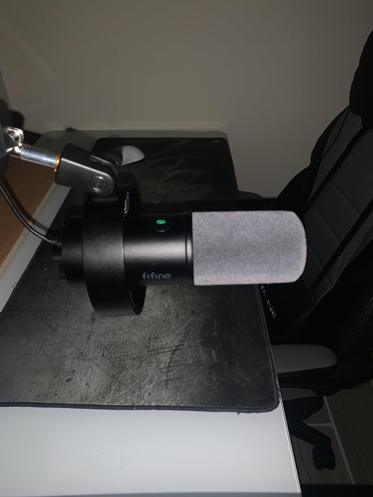 FIFINE K688 Podcast Microphone Kit, USB/XLR Dynamic Microphone with Boom Arm for PC/XLR Mixer, Gaming Mic with Mute Button, Headphone Jack for Vocal, Voice-Over, Streaming, Music Recording customer photo 2