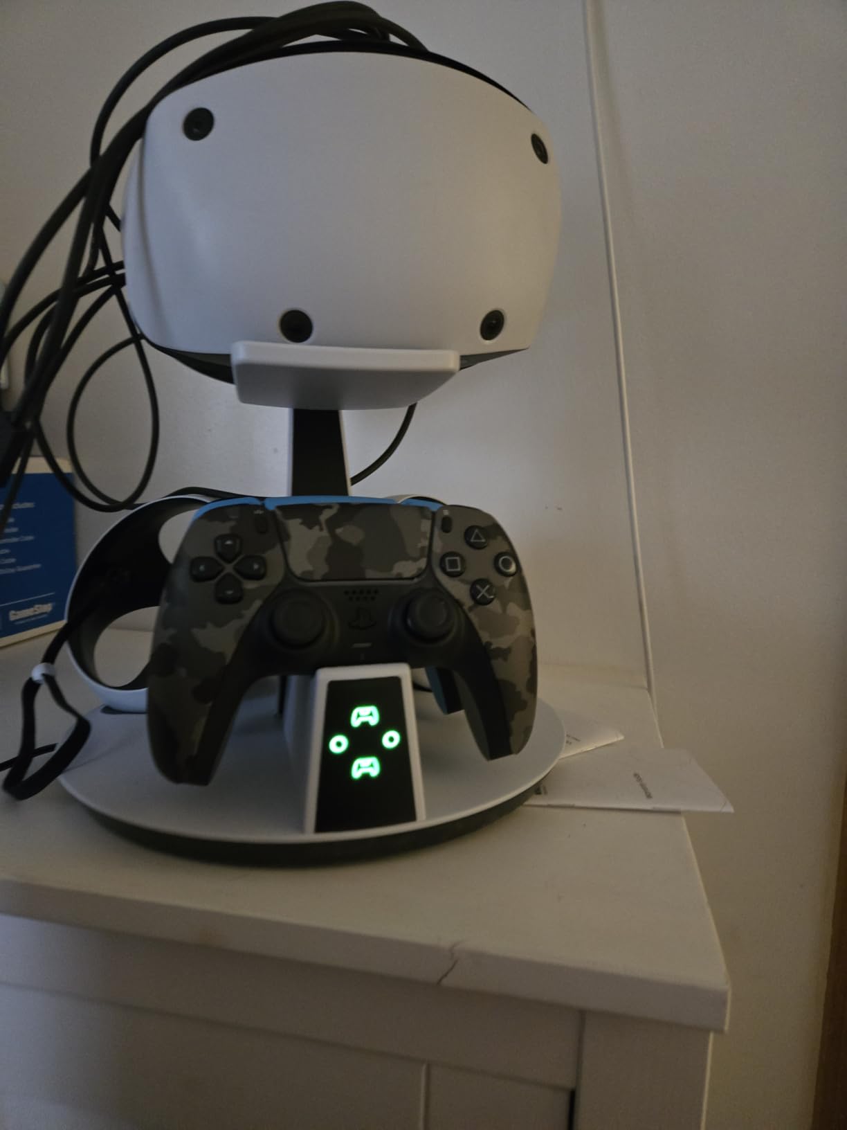 KIWI design D2 3-in-1 Controller Charging Station for PSVR2 and PS5 with VR Display Stand and LED-Charging Indicator customer photo 1
