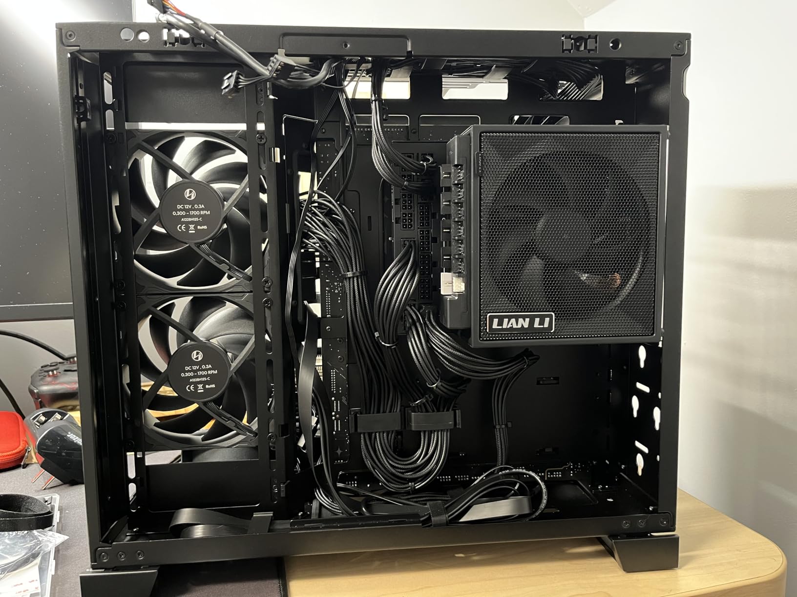 Lian Li EDGE1200W Fully Modular Low-Noise ATX Power Supply - ATX 3.1 & PCIE 5.1 Compliant - Cybenetics Gold Efficiency - 12V-2x6 Cable - L-Shape Design - with USB/Fan Hub - Black (EG1200G.BH) customer photo 1