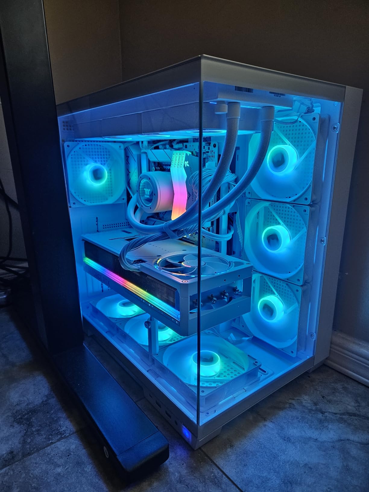 ASUS ROG Astral GeForce RTX 5090 OC Edition Graphics Card, NVIDIA (PCIe 5.0, 32GB GDDR7, HDMI/DP 2.1, 3.8-Slot, 4-Fan Design, Axial-tech Fans, Patented Vapor Chamber, Phase-Change GPU Thermal Pad) customer photo 1