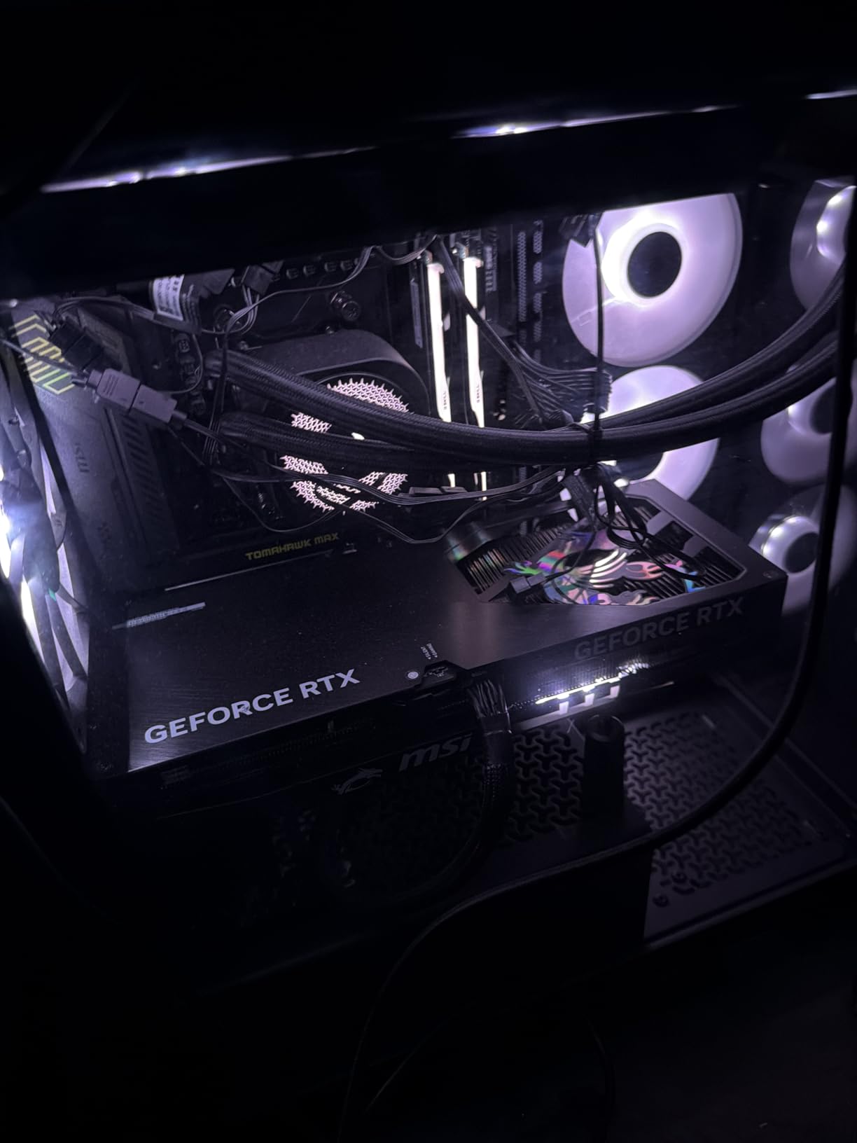 MAG B850 Tomahawk MAX WiFi Motherboard, ATX - Supports AMD Ryzen 9000/8000 / 7000 Processors, AM5-80A SPS VRM, DDR5 Memory Boost 8400+ MT/s (OC), PCIe 5.0 x16, M.2 Gen5, Wi-Fi 7, 5G LAN customer photo 1