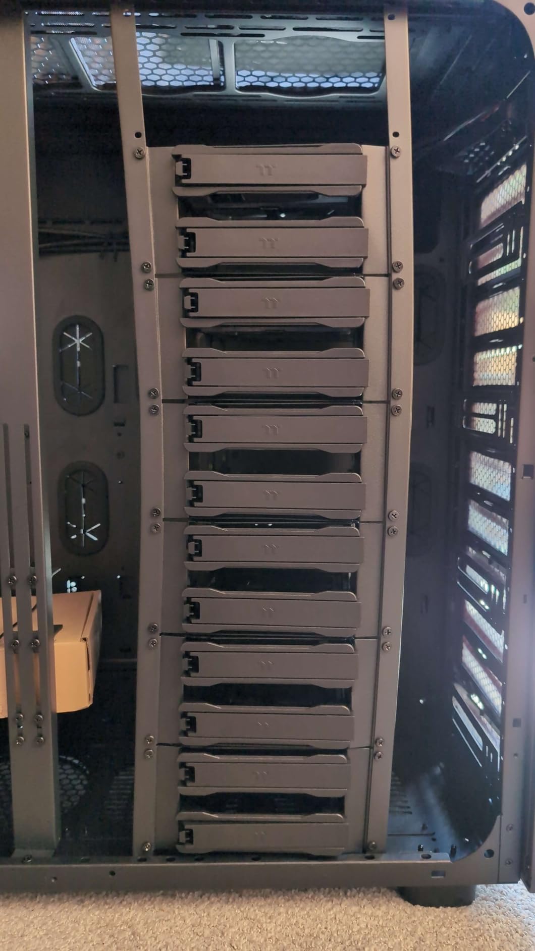 Thermaltake AX700 TG Super Tower PC Case - SSI-CEB/SSI-EEB/XL-ATX/E-ATX Support, 560mm Radiator Support, 360-630mm GPU Clearance, Up to 18x Storage Drives customer photo 2