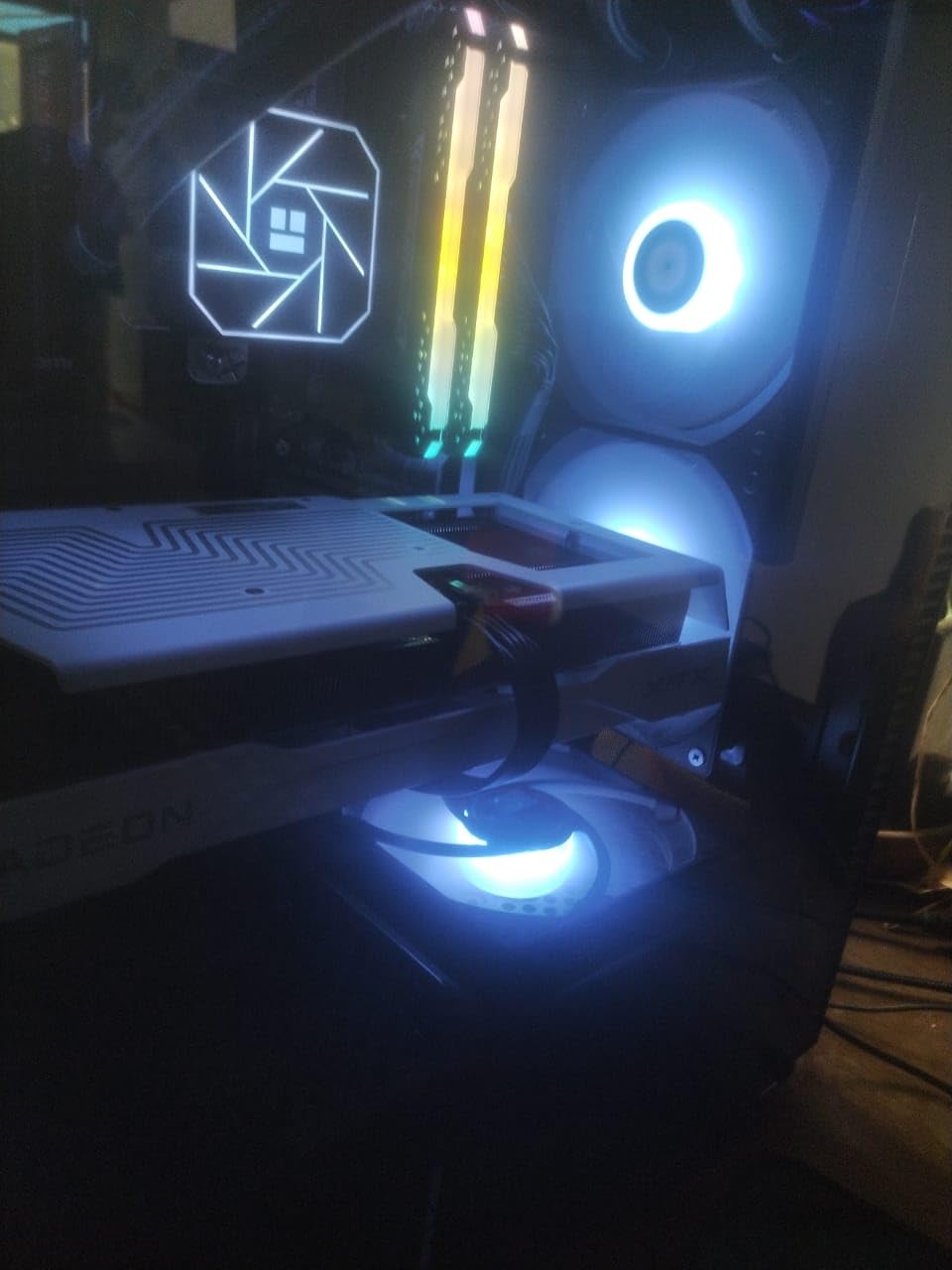 Swift AMD Radeon RX 9060 XT OC White Gaming Edition with 8GB GDDR6 HDMI 2xDP, AMD RDNA 4 RX 9060XT RX-96TSW8GWQ customer photo 2