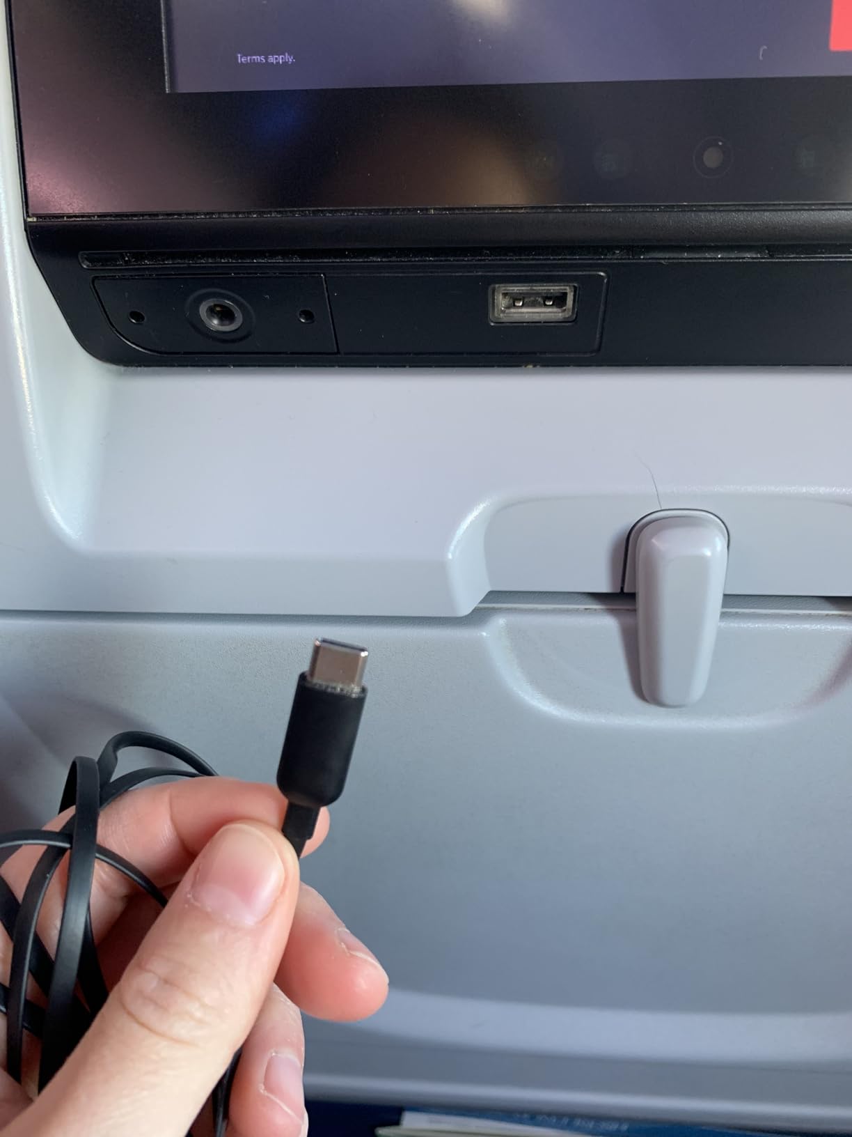 Belkin SoundForm Active Noise Cancelling Earbuds Wired with USB C Connector, IPX5-Rated, in-Ear Earphones w/Microphone for iPhone 17/16/15, iPad mini, Galaxy S25, Google Pixel 10, & More - White customer photo 1