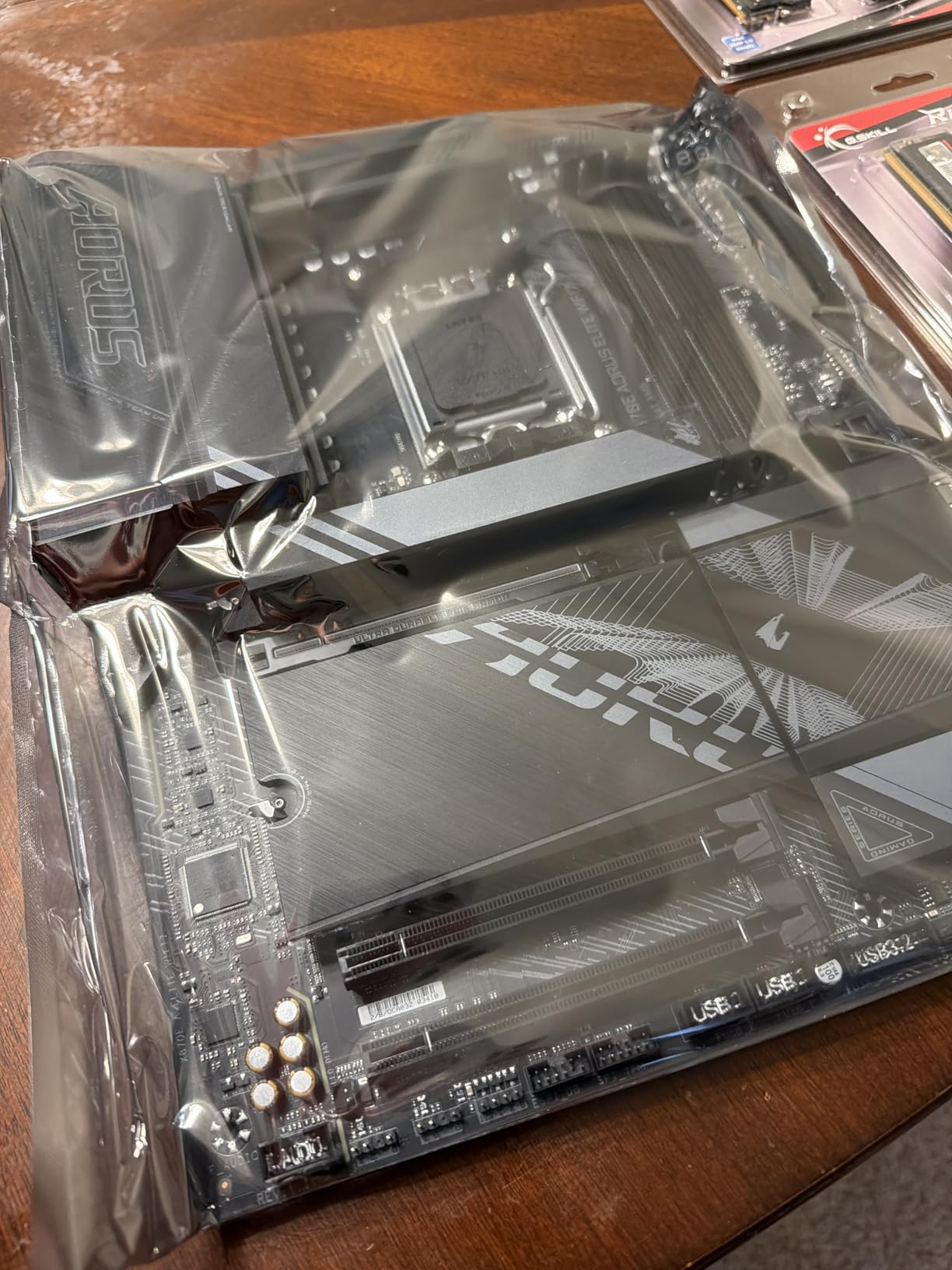 GIGABYTE X870E AORUS Elite X3D AMD AM5 LGA 1718 ATX Motherboard customer photo 2