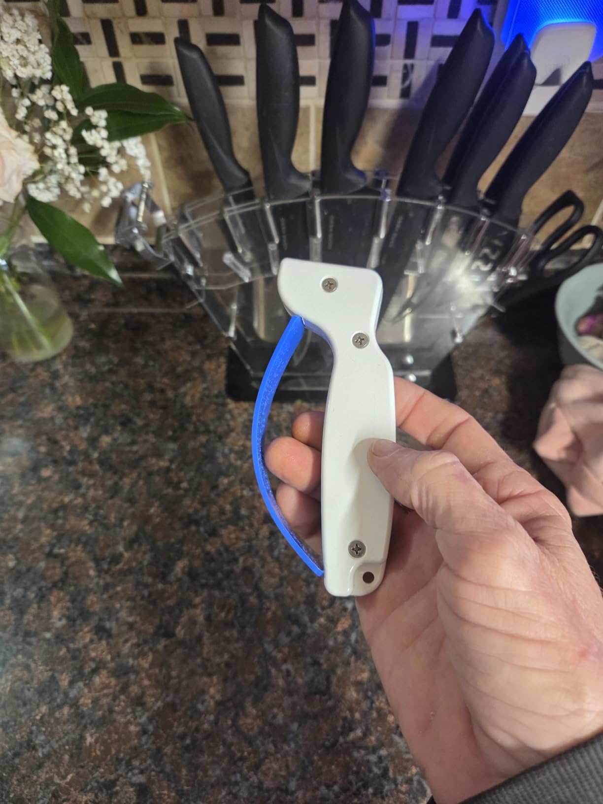AccuSharp Knife Sharpener, Ergonomic Comfortable Handle, Compact & Easy to Use, Restore and Hone Straight & Serrated Knives, White customer photo 2