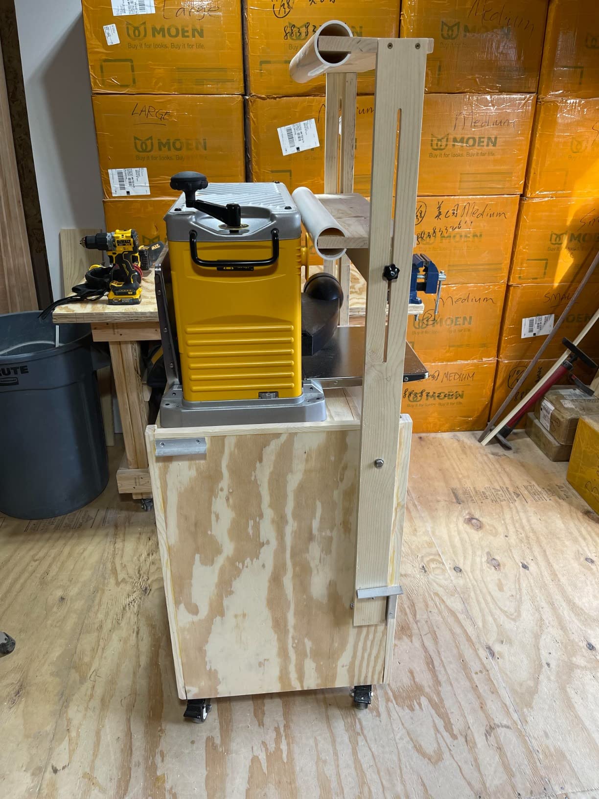 DEWALT Benchtop Planer, 15-Amp, 12-1/2-Inch, 3-Knife Cutter, 20,000 RPM, Corded (DW734) customer photo 2