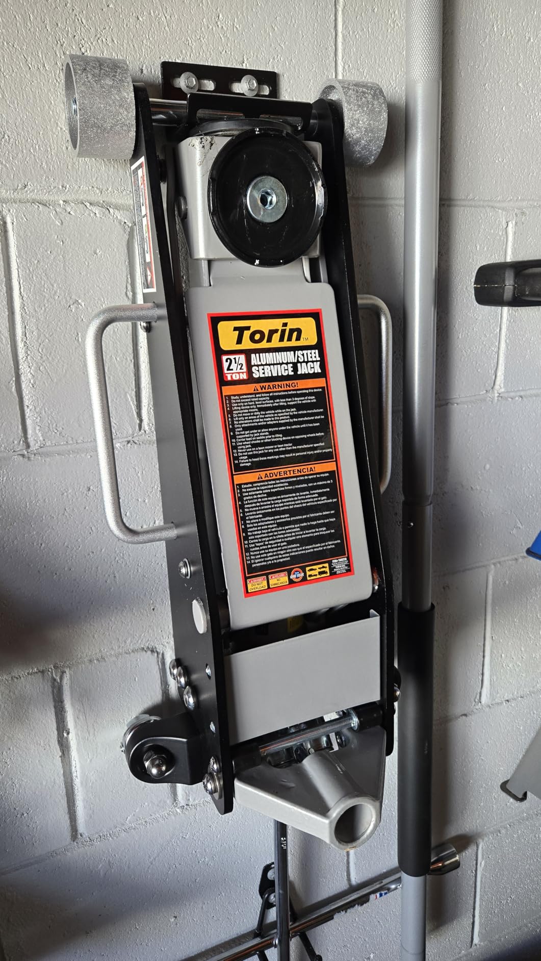 Torin Floor Jack, 2.5 Ton Aluminum and Steel Hydraulic Low Profile Car Jack with Dual Piston Quick Lift Pump, Lightweight Racing Floor Jack for Vehicle, 5,000 lb Capacity, Black, T84025B customer photo 1