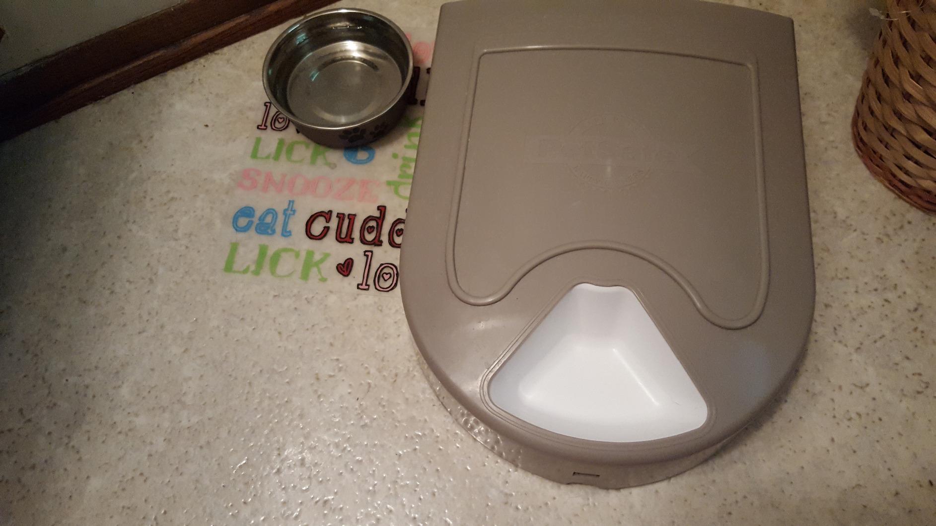PetSafe Automatic Dog Feeder, 5 Meals, 40 oz Capacity, Plastic, for Dry Food, Multiple Pets | Schedules up to 5 Meals/Treats, Each Compartment Holds 1 Cup, Feed-Now Button, Dishwasher-Safe Tray customer photo 2