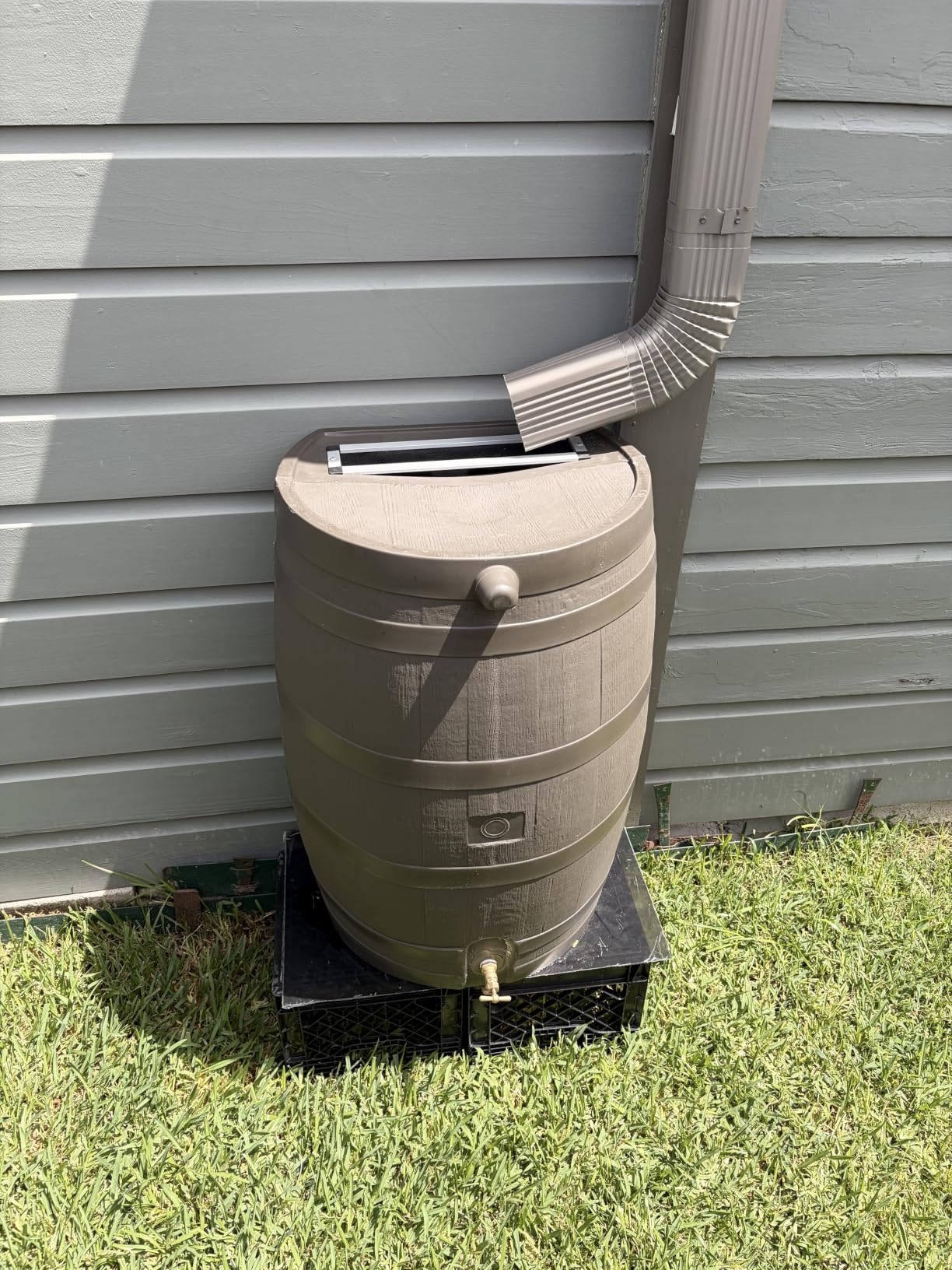 RTS Home Accents 50-Gallon Rain Barrel with Brass Spigot, Flat Back Rain Water Collection Barrel, Walnut Color customer photo 1
