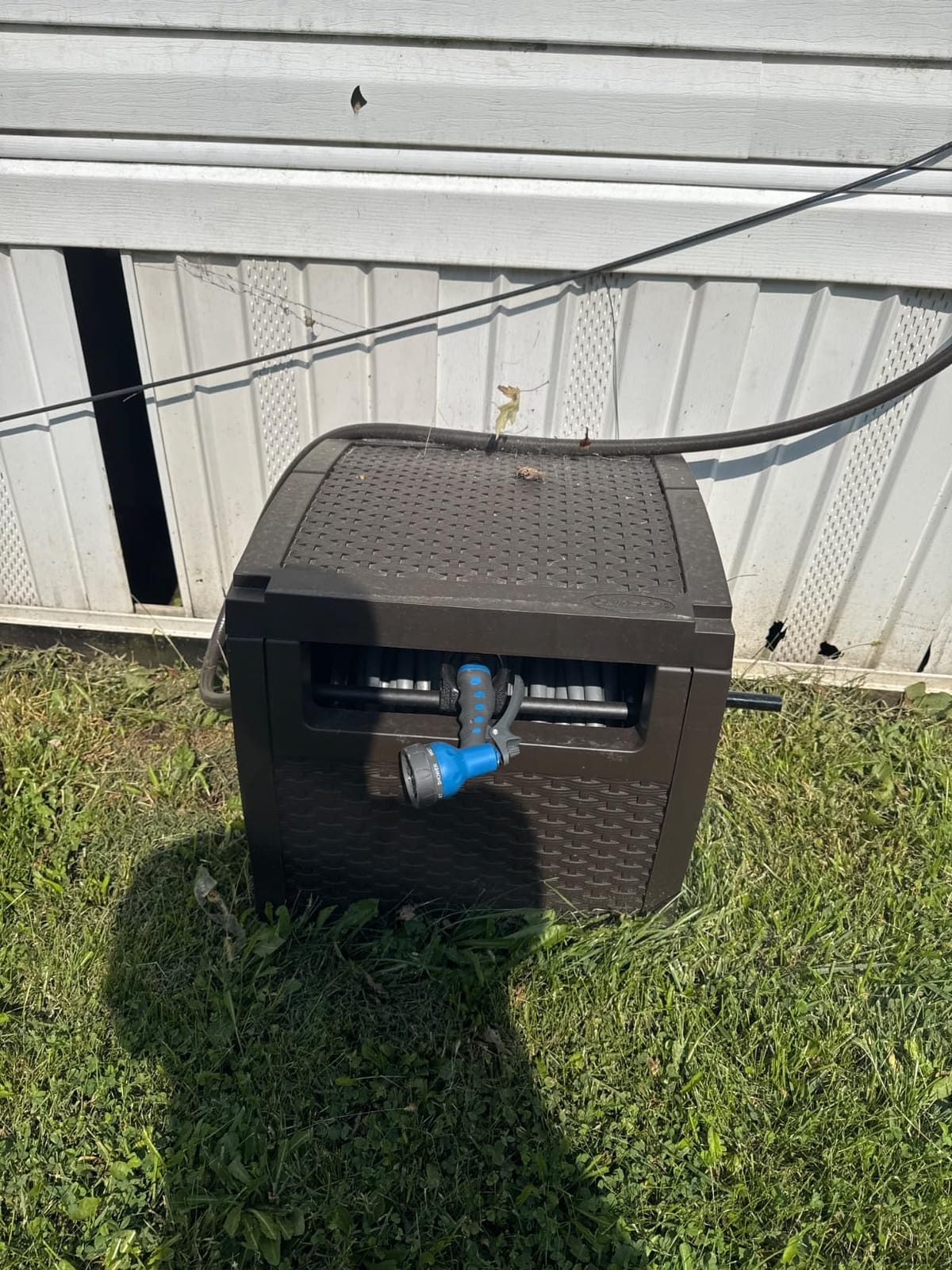 Suncast Hose Reel with Smart Trak Hose Guide, Water-Tight Connection, Durable Resin Construction, 225' Hose Capacity, Brown, Made in the USA customer photo 1
