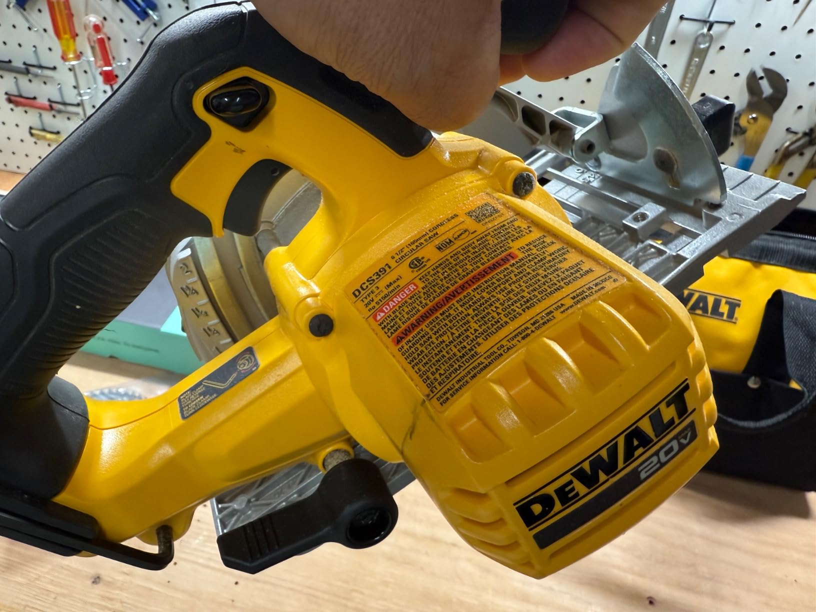 DEWALT 20V MAX Circular Saw, Cordless Sidewinder Style Portable, 6-1/2-Inch Blade, 5150 RPM, 0-50 Degree Bevel Capability, Battery Not Included (DCS391B) customer photo 1