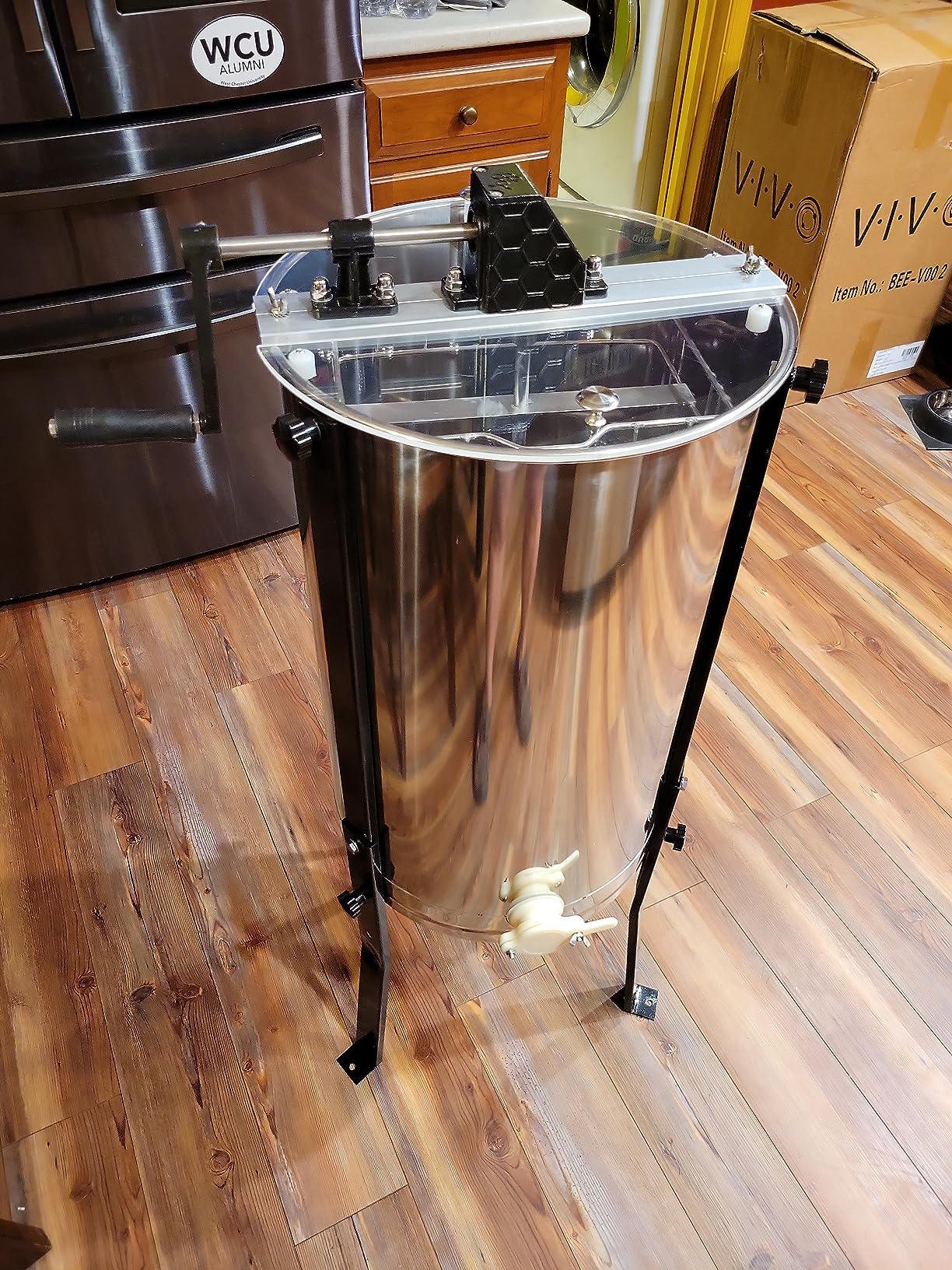 VIVO Honey Extractor 2 Frame Rack, Food Grade Stainless Steel Honey Processing Equipment, Manual Crank Honeycomb Drum Spinner with Transparent Lid, BEE-V002 customer photo 1