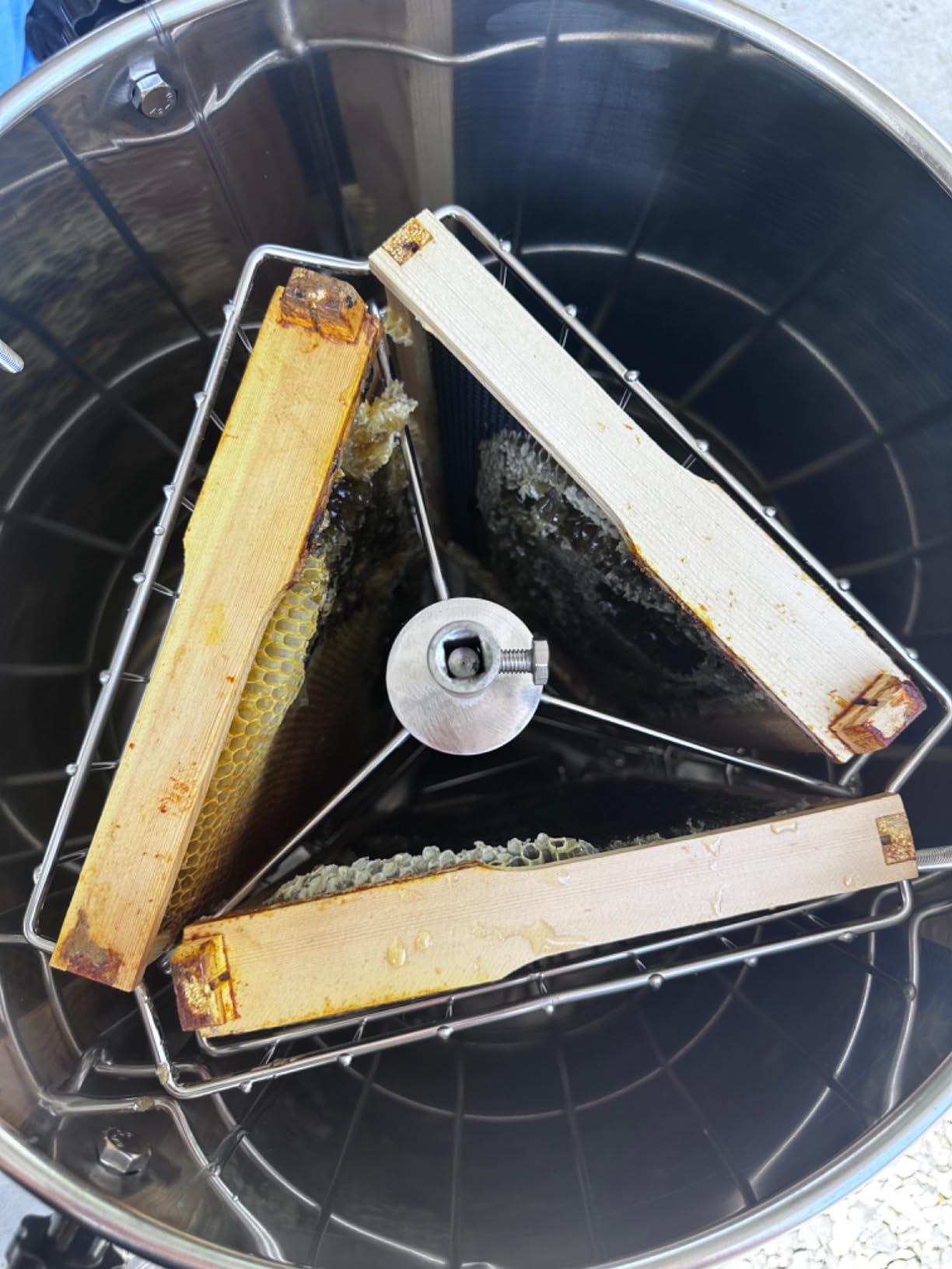 VIVO Honey Extractor 2 Frame Rack, Food Grade Stainless Steel Honey Processing Equipment, Manual Crank Honeycomb Drum Spinner with Transparent Lid, BEE-V002 customer photo 2