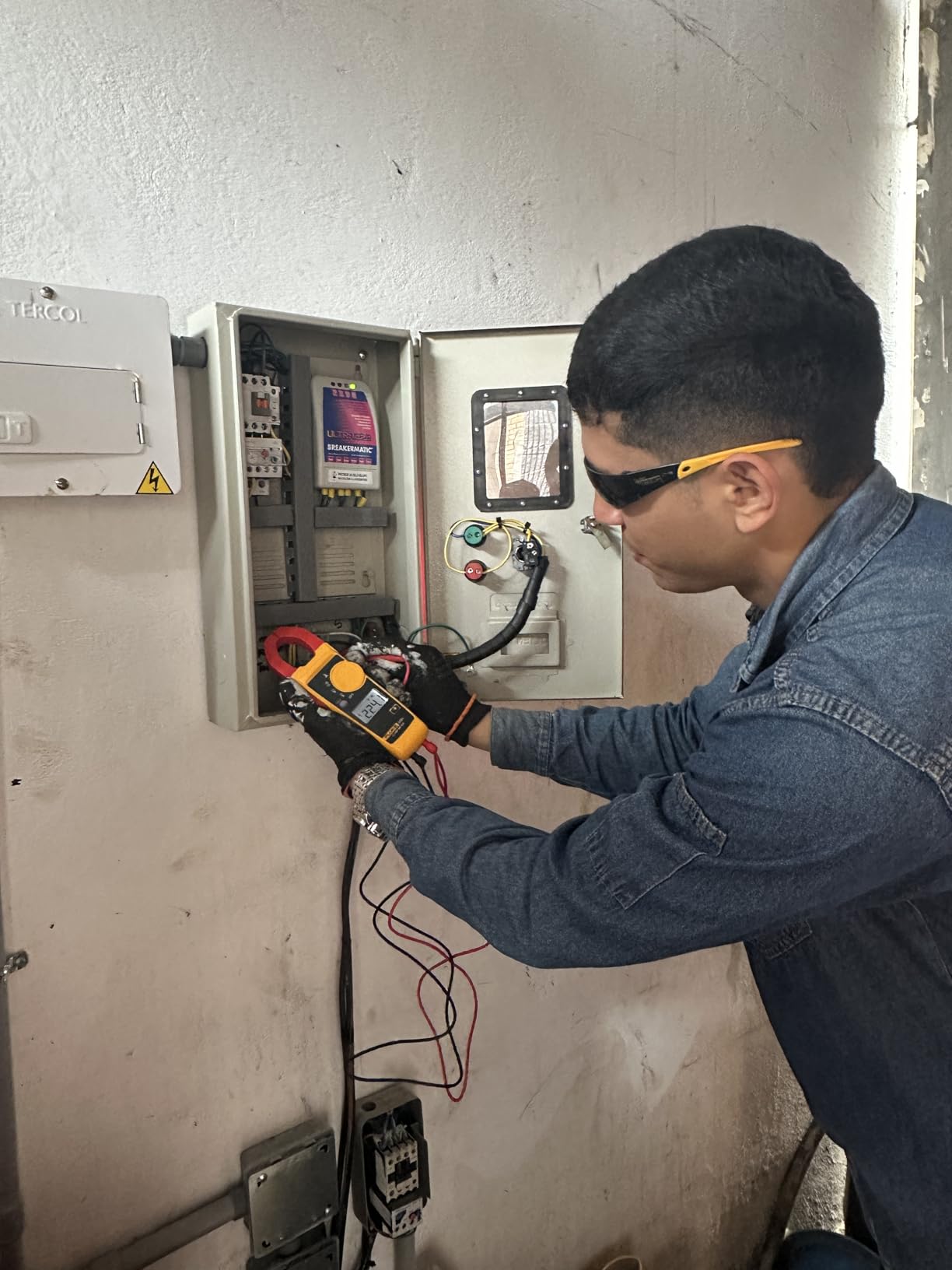 Fluke 302+ Digital Clamp Meter, 30mm Jaw, Measures AC Current to 400A, Measures AC/DC Voltage to 600V, Includes 2 Year Warranty customer photo 1