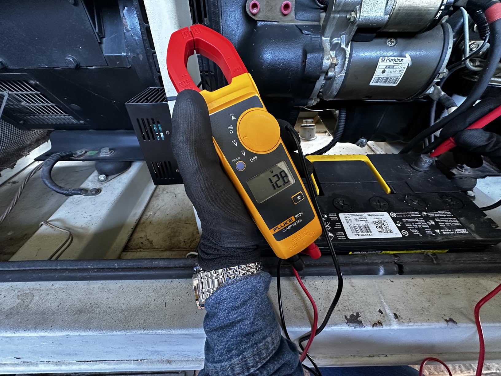 Fluke 302+ Digital Clamp Meter, 30mm Jaw, Measures AC Current to 400A, Measures AC/DC Voltage to 600V, Includes 2 Year Warranty customer photo 2