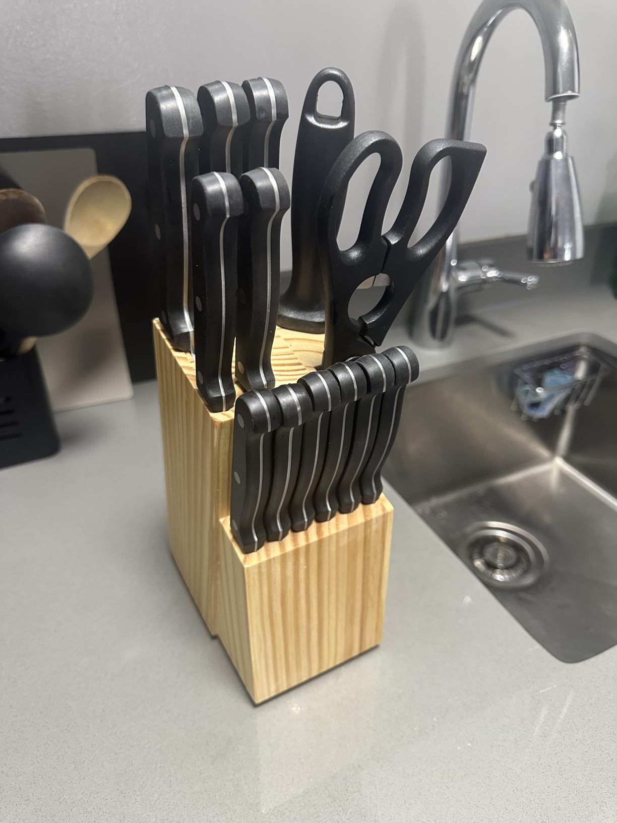 Amazon Basics 14-Piece High Carbon Stainless Steel Kitchen Knife Set with Full Tang Construction, Ergonomic Handles, Sharpener and Pinewood Block, Black customer photo 1
