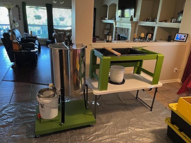 VIVO Honey Extractor 8 Frame Rack (4 Deep Frames), Food Grade Stainless Steel Honey Processing Equipment, Manual Crank Honeycomb Drum Spinner with Transparent Lid, BEE-V004B customer photo 1