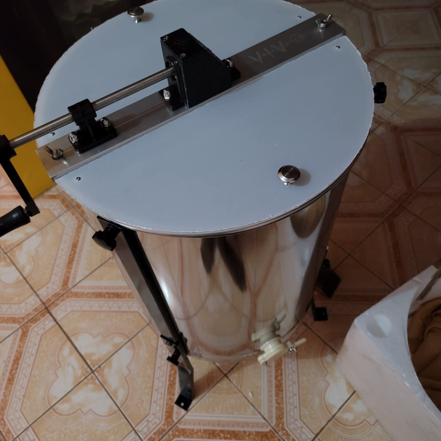 VIVO Honey Extractor 8 Frame Rack (4 Deep Frames), Food Grade Stainless Steel Honey Processing Equipment, Manual Crank Honeycomb Drum Spinner with Transparent Lid, BEE-V004B customer photo 2