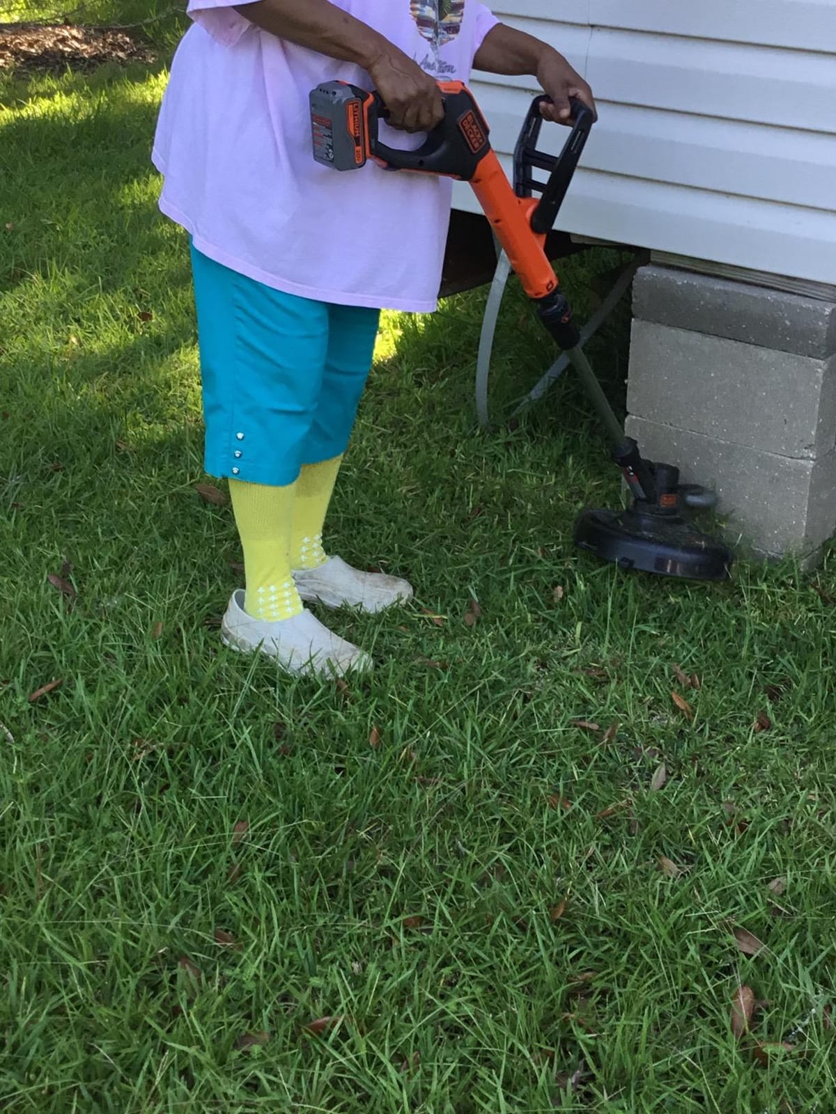 BLACK+DECKER 20V MAX String Trimmer and Edger, EASYFEED Weed Wacker, 12 Inch Cutting Width, 2 Speed Control Weed Eater, (1) Battery and Charger Included (LSTE523) customer photo 1