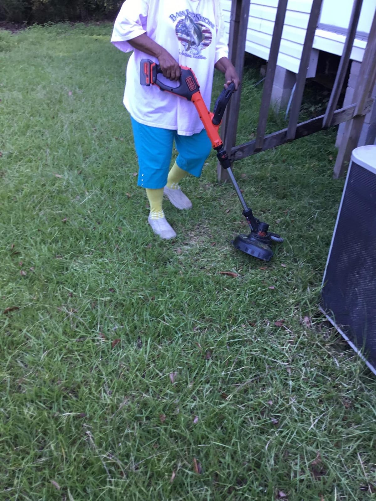 BLACK+DECKER 20V MAX String Trimmer and Edger, EASYFEED Weed Wacker, 12 Inch Cutting Width, 2 Speed Control Weed Eater, (1) Battery and Charger Included (LSTE523) customer photo 2