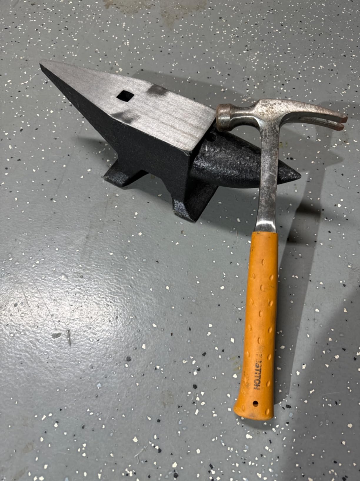 VEVOR Single Horn Anvil 86Lbs Steel Anvil Blacksmith for Sale Forge Steel Tools and Equipment Anvil Rugged Blacksmith Jewelers Durable and Robust Metal Working Tool, Grey customer photo 1