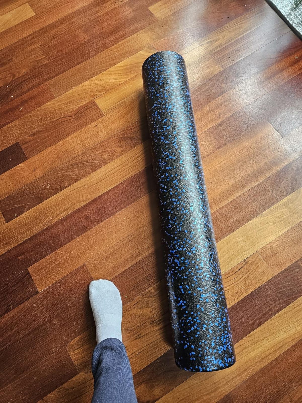 Amazon Basics High Density Foam Roller for Exercise and Recovery, 36 Inches, Blue Speckled customer photo 2
