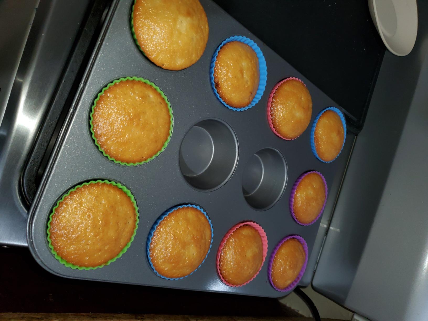 Amazon Basics 6 Piece Nonstick Carbon Steel Bakeware Set with Cake, Muffin, Cookie, and Loaf Pans, Easy Release, Oven Safe customer photo 2