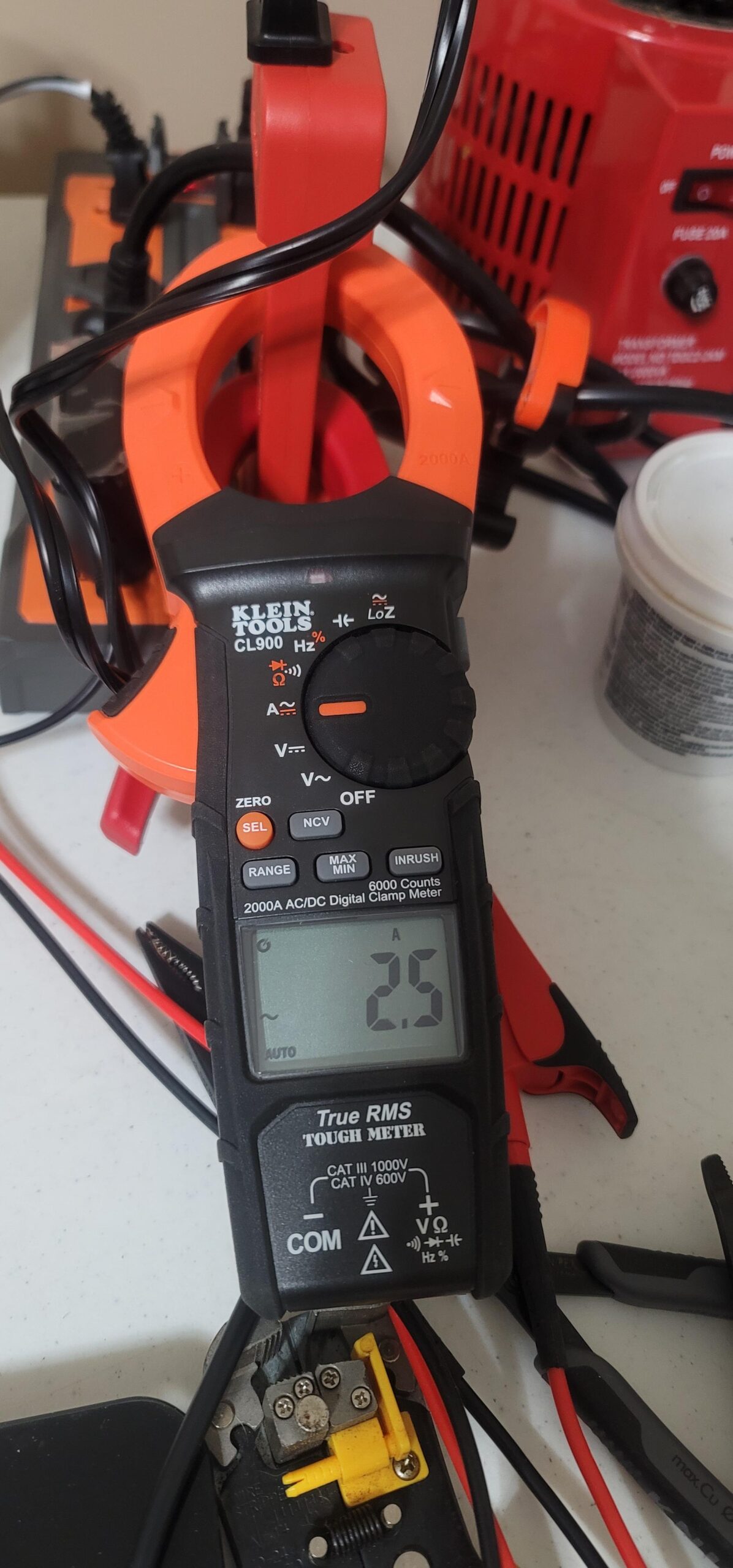 Klein Tools CL900 Digital Clamp Meter, Auto Ranging TRMS, AC/DC Voltage/Current, 2000A, LoZ, Continuity, Frequency, NCVT, Temp, 1000V customer photo 2