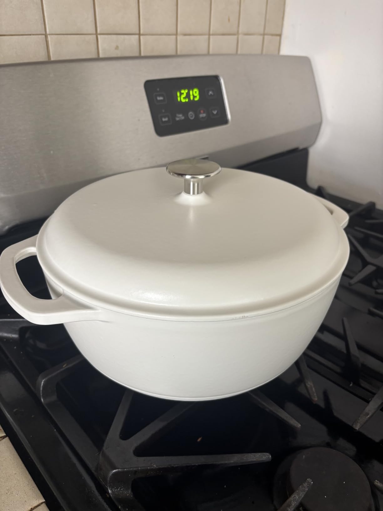 Amazon Basics Enameled Cast Iron Dutch Oven Pot with Lid, Round, Dual Handles, Heavy-Duty, Oven Safe for Stews, Roasting, Baking, 4.3-Quart, White customer photo 2