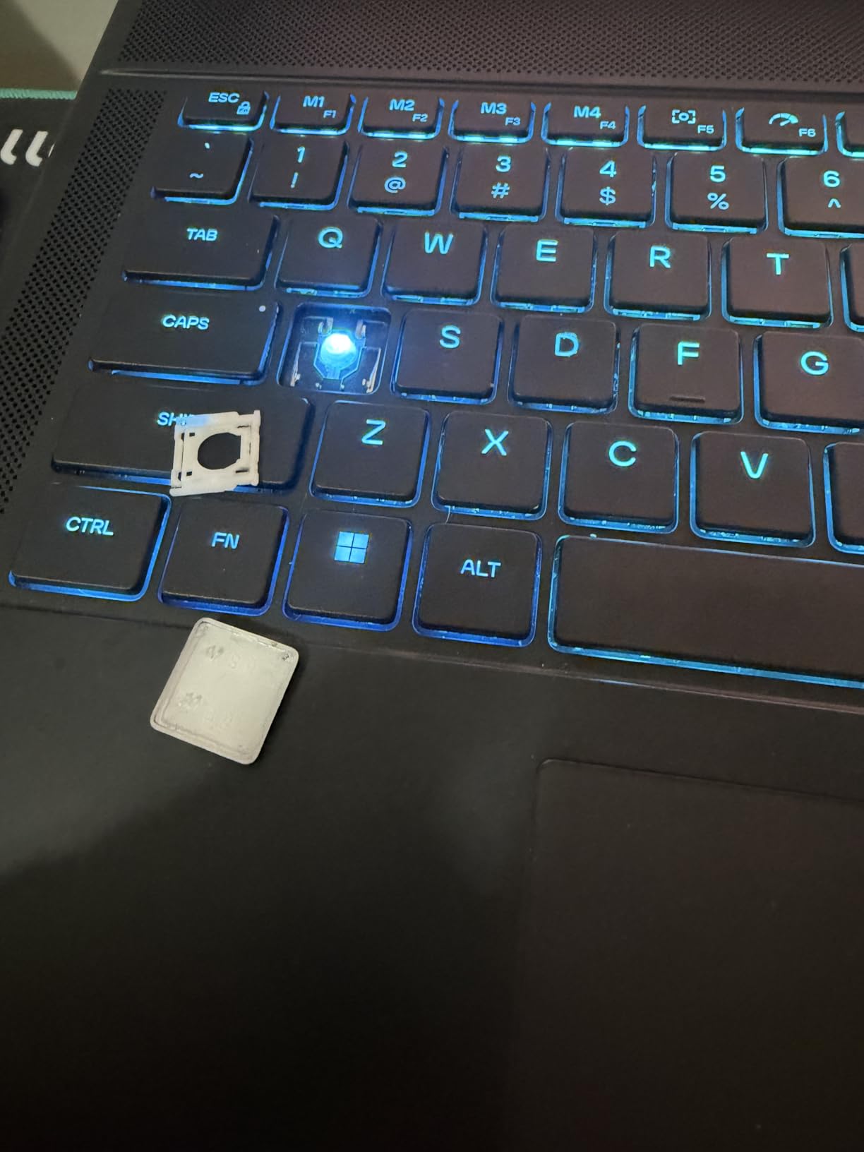 Alienware 18 Area-51 Gaming Laptop, RTX 5080, Intel Ultra 9 290HX | WQXGA 300Hz Display, NVIDIA GeForce, 32GB DDR5 RAM, 2TB NVMe SSD, Windows 11 Home, Liquid Teal, AA18250 customer photo 2
