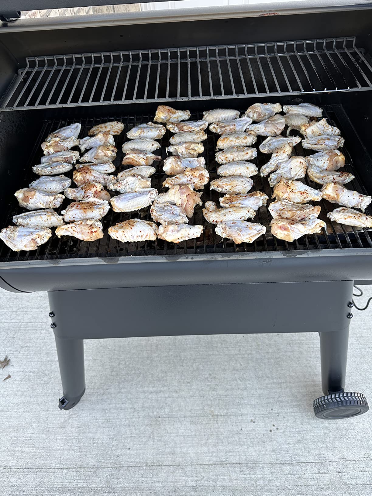 Traeger Grills Pro 780 Wood Pellet Smoker Grill, 6-in-1 BBQ Pellet Grill Combo, WiFi and App-Connected Electric Smoker, 780 Square Inches of Grilling Area, Temperature Control, Black Finish customer photo 2